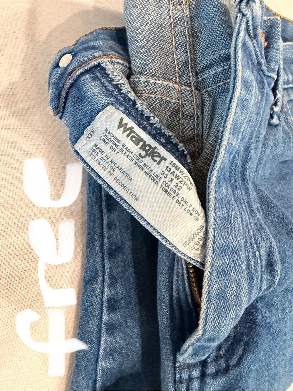 2 for 1! Wrangler denim jeans in blue with tan stitching - Picture 3 of 4